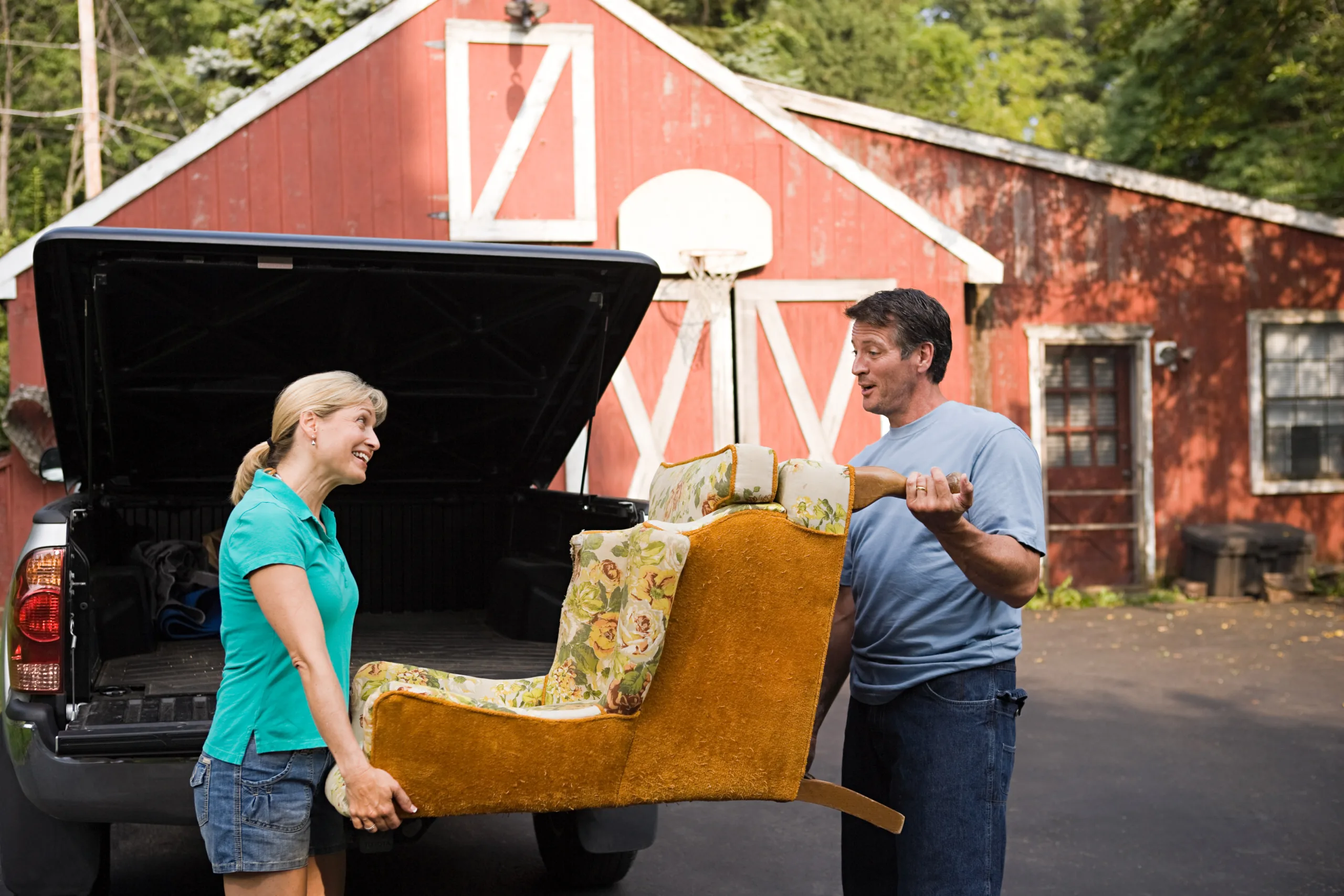 Couple moving armchair New Furniture | Declutter 2025 | New Year New You | My Pickup Guy